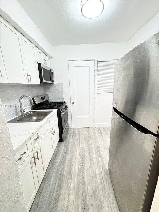 Foto del edificio - 7435 Byron Ave