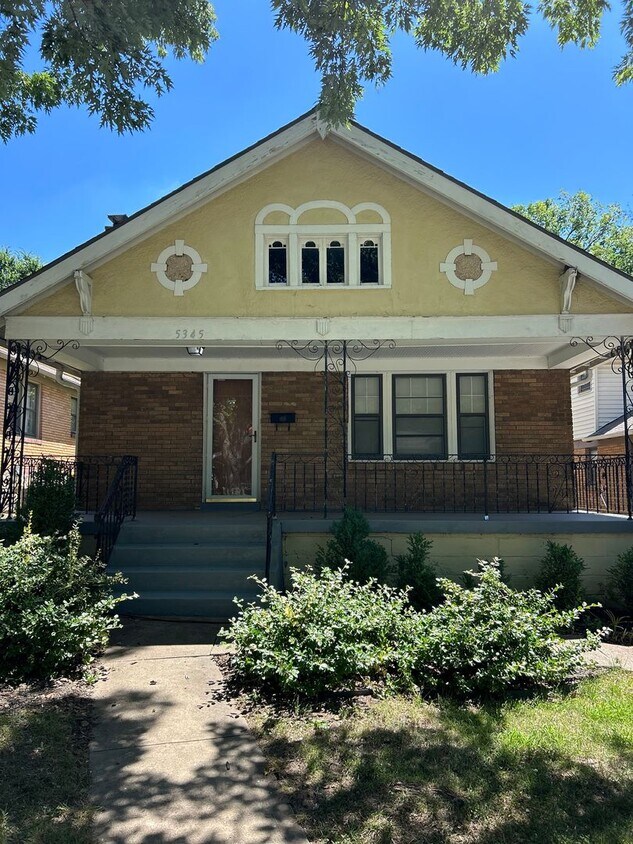 Foto principal - Charming 4-Bed Home with Fireplace & Hardw...