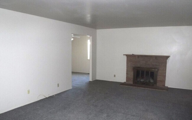 Foto del edificio - 2465/2475 Pillsbury Road (Duplex)