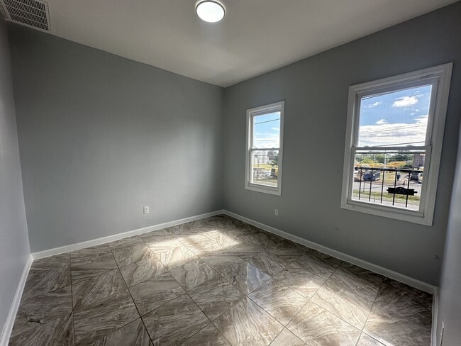 Building Photo - 208 5th St