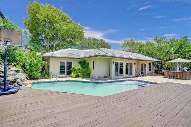 Foto del edificio - 3100 NE 56th Ct