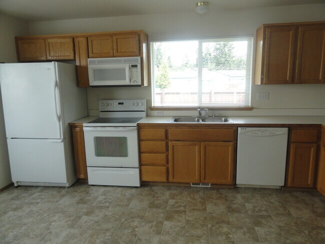 Building Photo - Gorgeous 4 bedroom 2 Story In the Gated Community of "Falcon Creek"!!