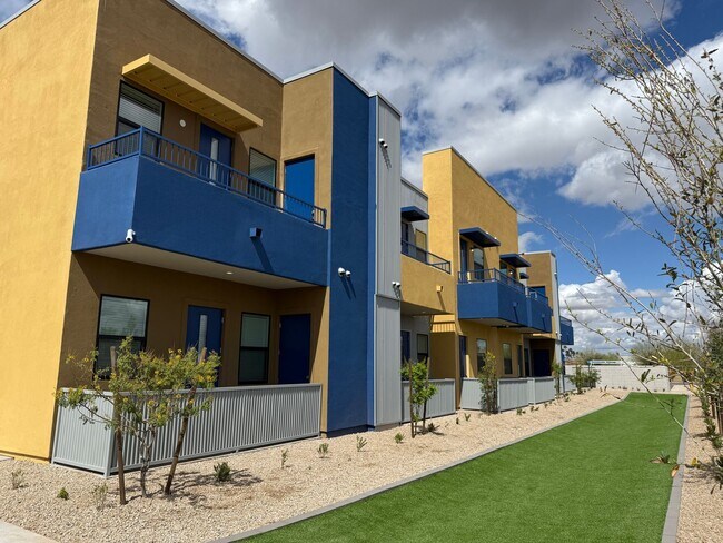 Building Photo - 455 W Holmes Ave