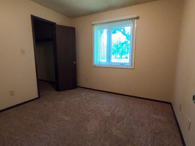 Building Photo - 1621 Carriage Hill Drive #8