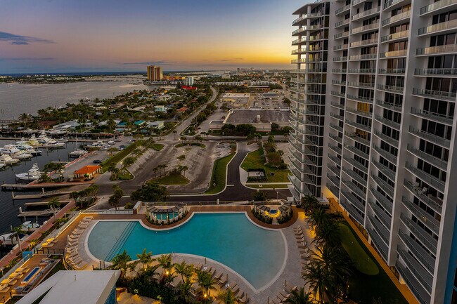 Building Photo - 220 Lake Shore Dr
