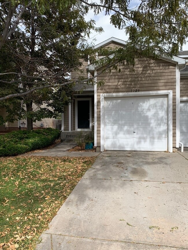 Beautiful 3 Bedroom 2 Bath Townhome with Attached 1 Car Garage for Rent in Northwest Loveland, CO - Beautiful 3 Bedroom 2 Bath Townhome with Attached 1 Car Garage for Rent in Northwest Loveland, CO
