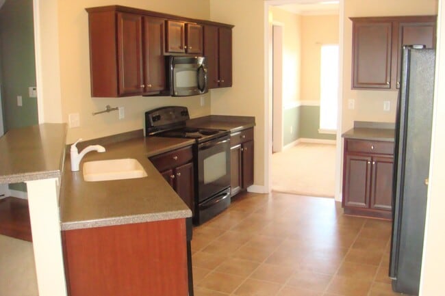 Building Photo - Great Home Community Pools Like A Resort