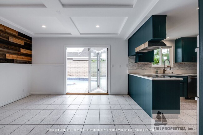 Building Photo - Gorgeous Home minutes to the Beach!