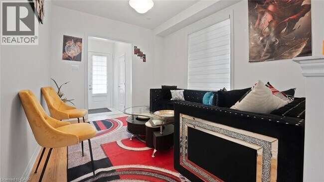 Photo du bâtiment - 102 Strickland Ave