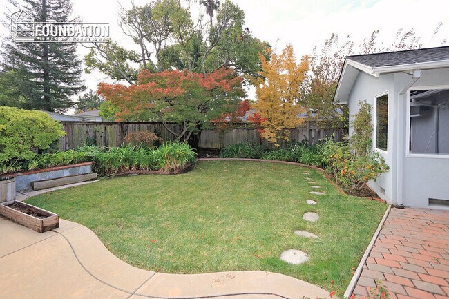 Building Photo - 24 La Crescenta Way