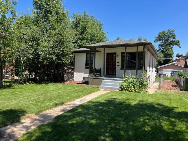 Foto del edificio - Updated 4-bed, 2-bath home - Blocks from Regis University!