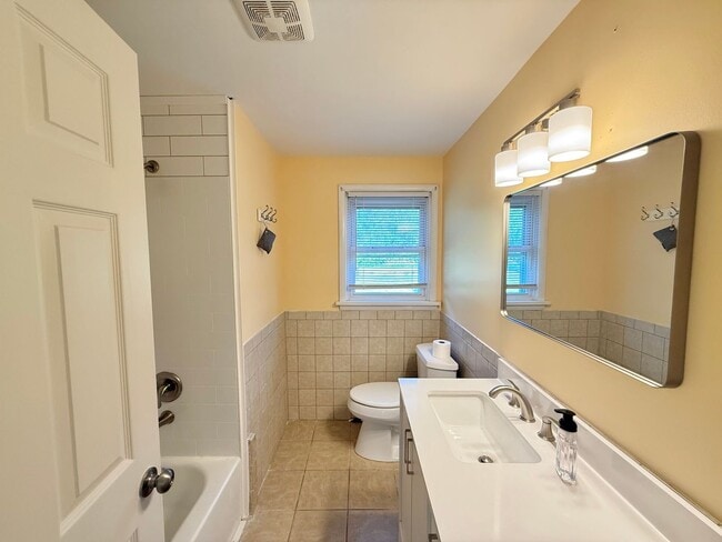 Building Photo - 3/1 Single Family Home | Large back yard |...