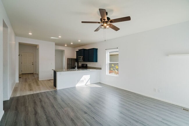 Building Photo - Gorgeous 3 bed 2 bath House for Rent!