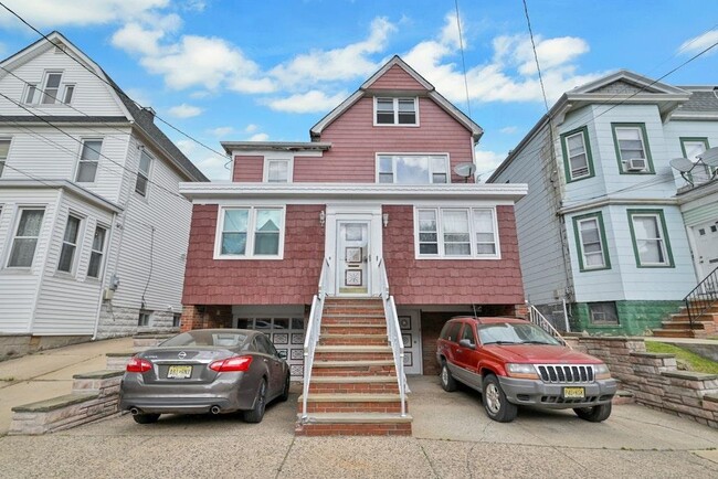 Building Photo - 33 E 42nd St