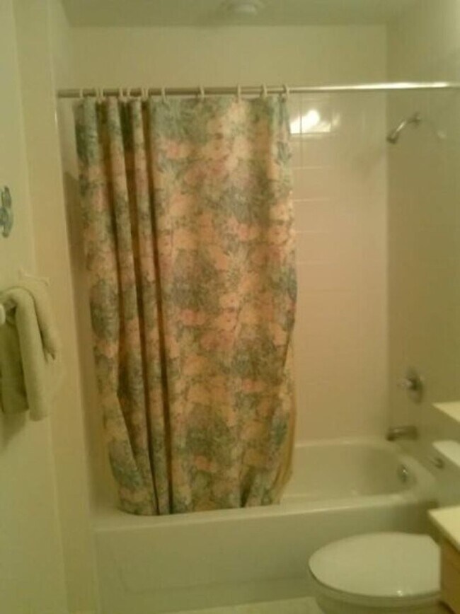 Building Photo - Beautiful 2 Bedroom plus den, 2 Bathroom C...