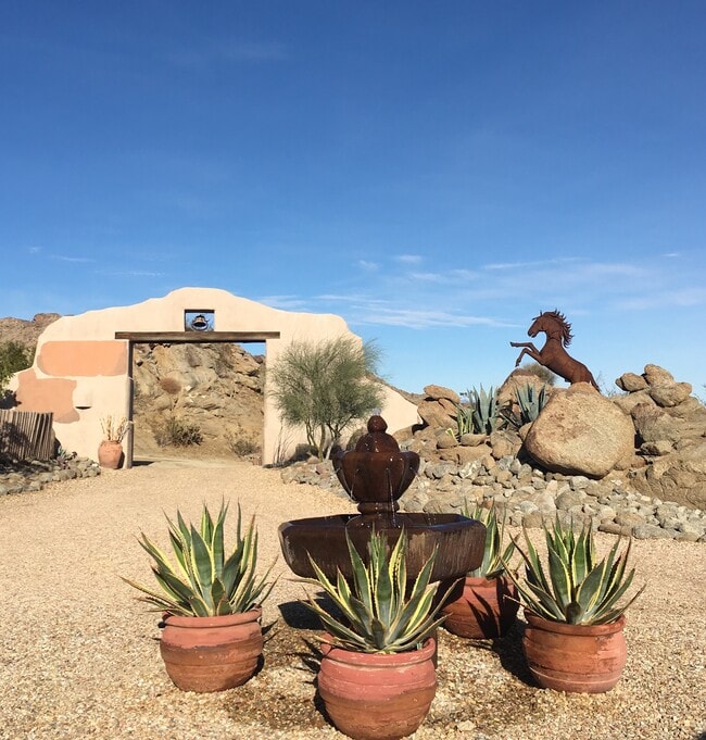 Front driveway - 56250 Las Rocas