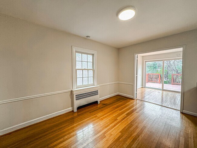 Foto del edificio - Stunning 4 Bed 3 Bath Tudor-style Brick Townhome In Desired Foxhall