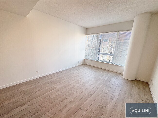 Building Photo - Centre West - 2003