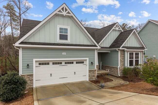 Building Photo - 220 Parrish Ln