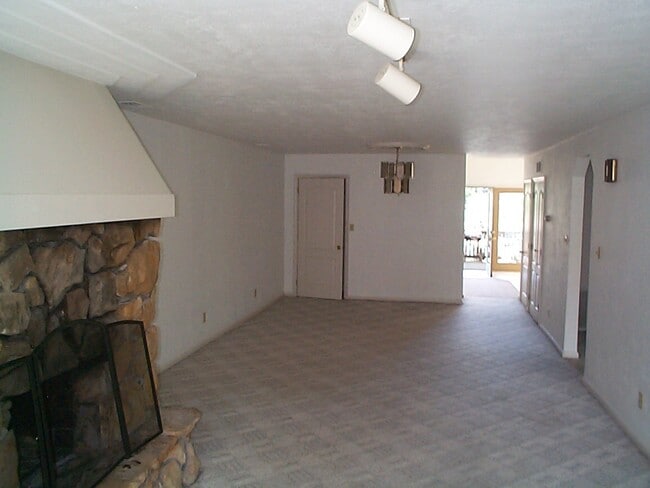 Building Photo - 129 W Sycamore St