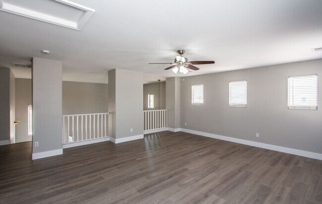 Building Photo - Large Bright and Open - 4 bedrooms Plus Lo...