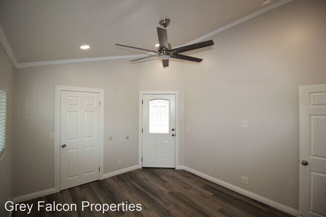 Building Photo - 2 br, 1 bath House - 715 Rena Unit 2
