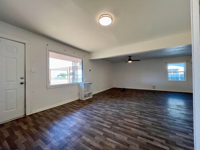 Foto del edificio - Two Bedroom Available Now Near Levelland City Park