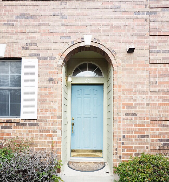 Building Photo - Two bedroom, 2.5 bath Gated Condo In North Austin