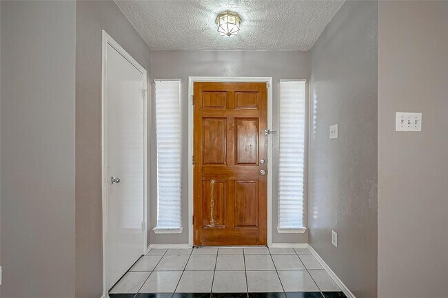 Building Photo - 12402 Settle Dr