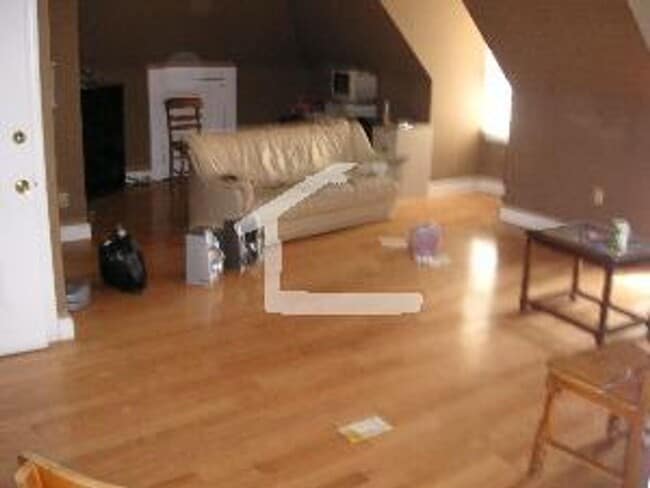 Building Photo - amazing 6 Bed 2.5 Bath available 3/1