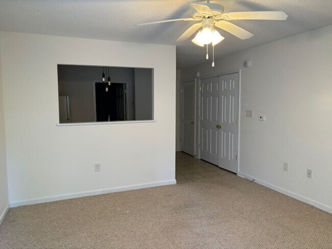 Foto del edificio - Desirable 1 Bed/1 Bath Condo in Very Convenient Location!
