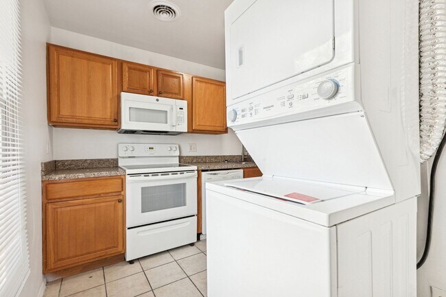 Building Photo - Cute townhome in Cavalier Manor!