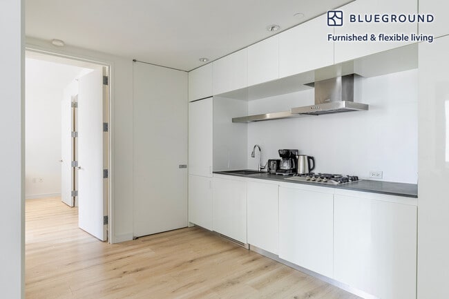 Building Photo - 70 W 45th St