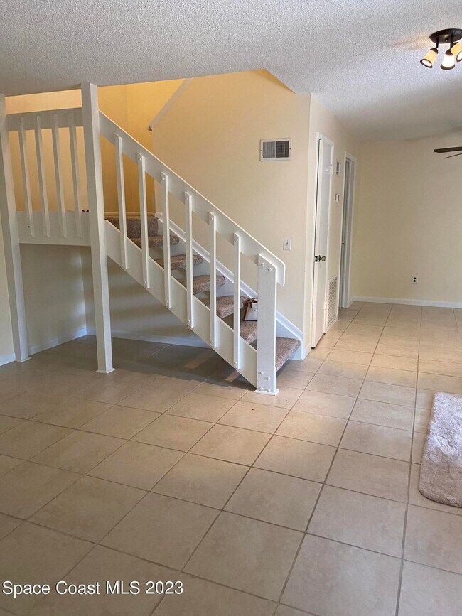 Foto del edificio - 8708 Jasmine Ct