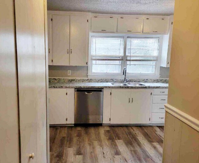 Foto del edificio - 5405 Hilltop Cir
