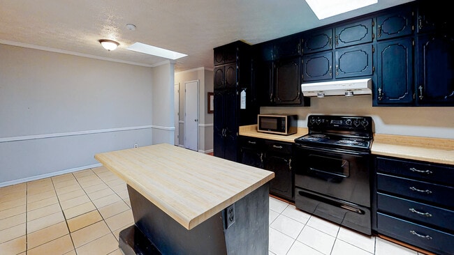 Building Photo - 362 Camelot Pkwy