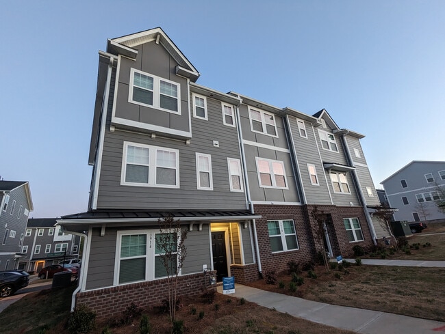 Building Photo - Room in Townhome on Memorial Pkwy