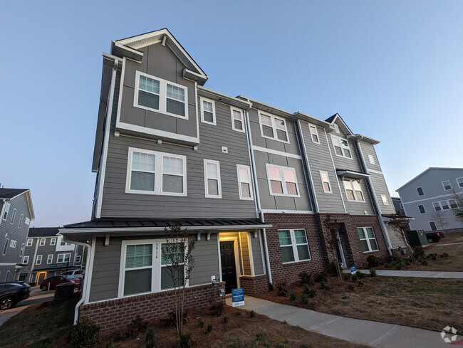 Building Photo - Room in Townhome on Memorial Pkwy