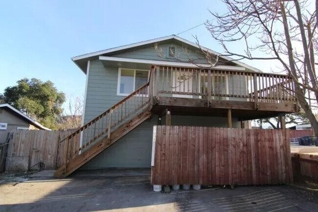 Building Photo - R8700A