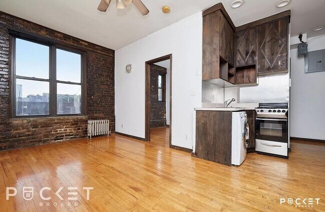 Building Photo - 647 E 11th Street Unit 28