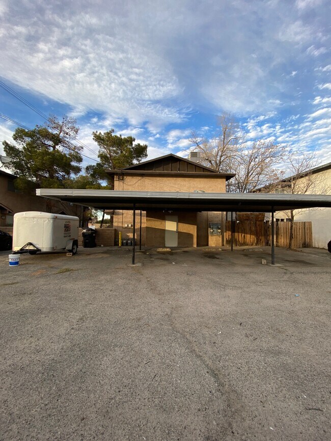 Foto del edificio - 519 E Ridgecrest Blvd