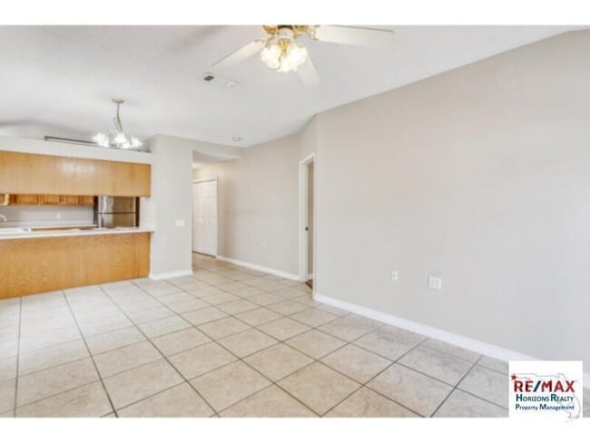 Building Photo - Beautiful Cottage in Great Location!