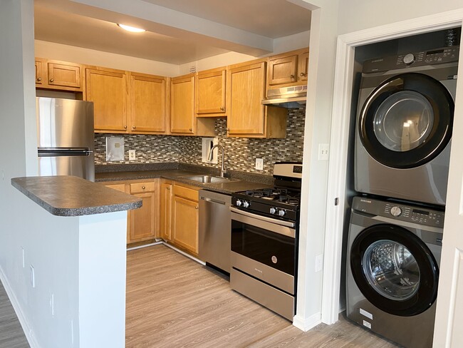 Kitchen With Washer & Dryer - Kings Park Plaza Apartment Homes