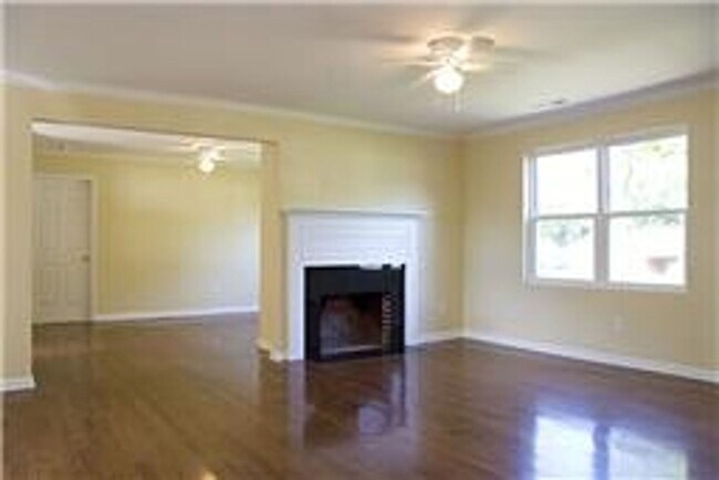Building Photo - Nice 3BE/1BA looking cottage in convenient...