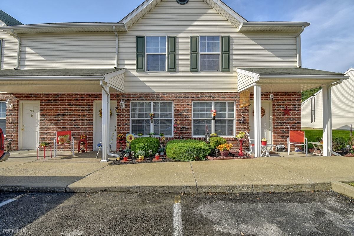 3 br, 1.5 bath Townhome Canterbury Place Townhome Rentals in Elkins