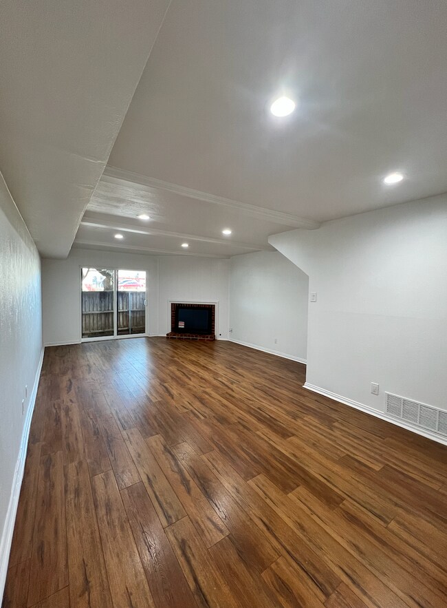 Foto del edificio - 900 S Weatherred Dr