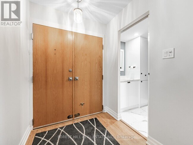 Building Photo - 110 Bloor St W