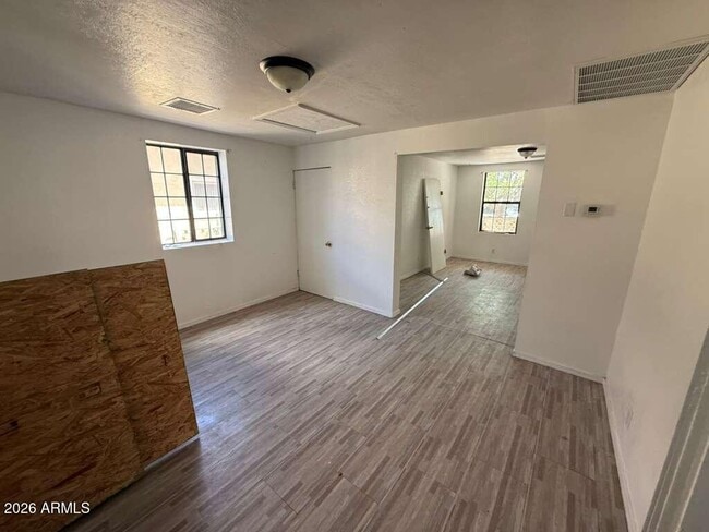 Building Photo - 942 E 8th St