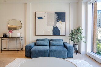 Building Photo - 2140 Rue de la Montagne