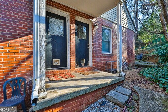Foto del edificio - 487 Lakeshore Dr NE
